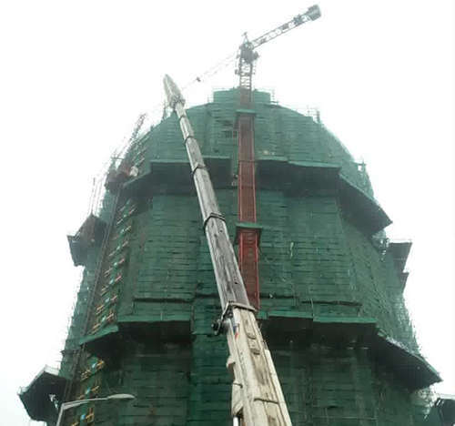 衡阳市吊车在工地上作业